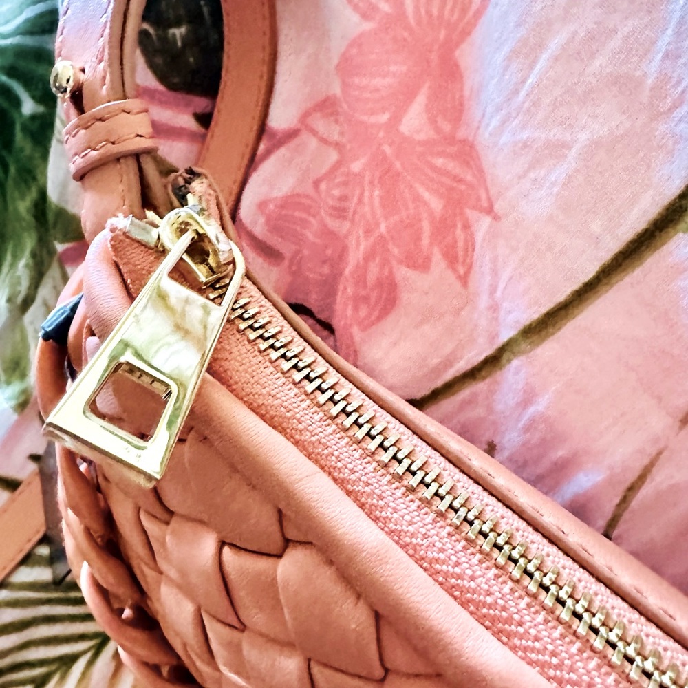 Vince Camuto Melon Adynal Style Shoulder Bag Crossbody! Acrylic Chain New - Picture 9 of 15